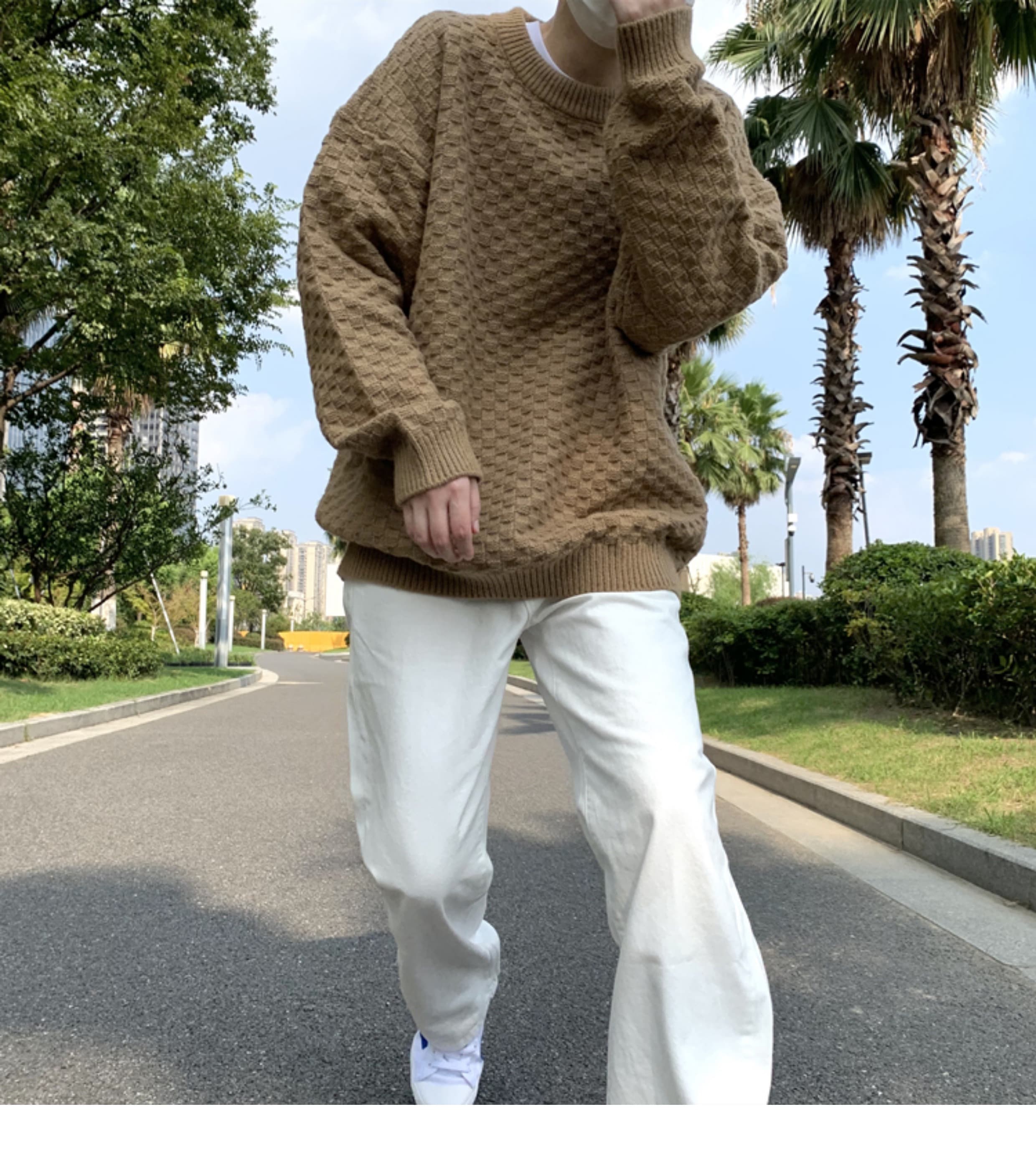 男性用ゆったりワイドチノパンツ白色リラックスシルエット