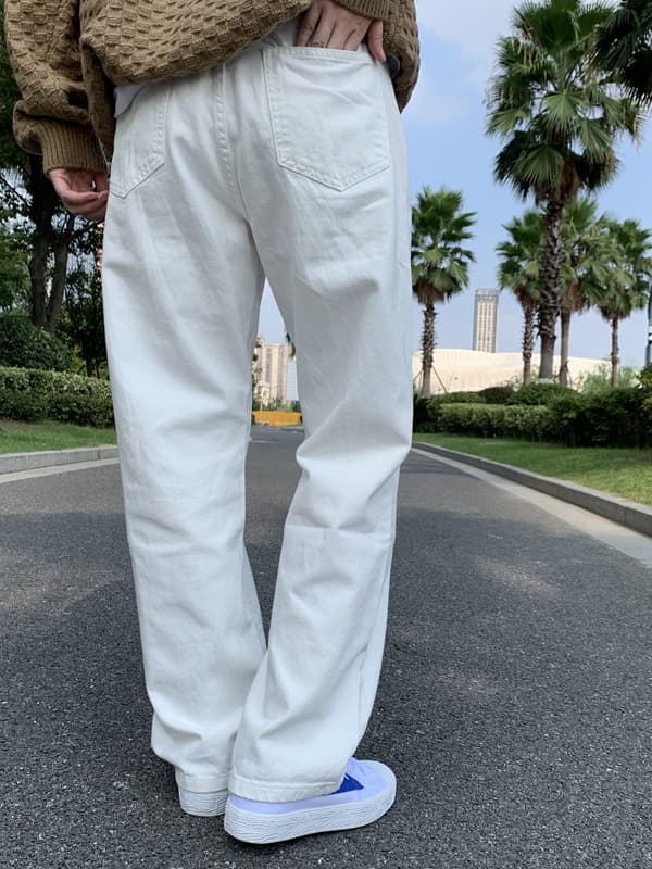 男性用ゆったりワイドチノパンツ白色リラックスシルエット